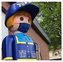 THW-Playmobil mit Maske